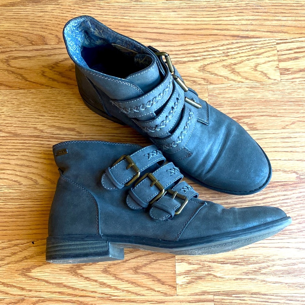 Roxy Gray Tri-Buckle Booty Size 8